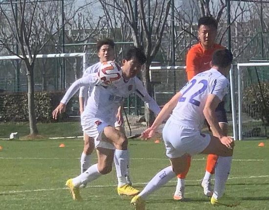 脱了她裙子摸进她的内裤亲吻